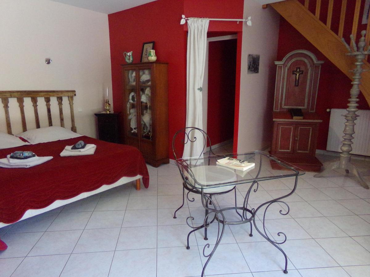 Chambres Et Table D'Hotes, Maisonnettes Individuelles Dans Propriete Privee Vezinnes Exterior photo