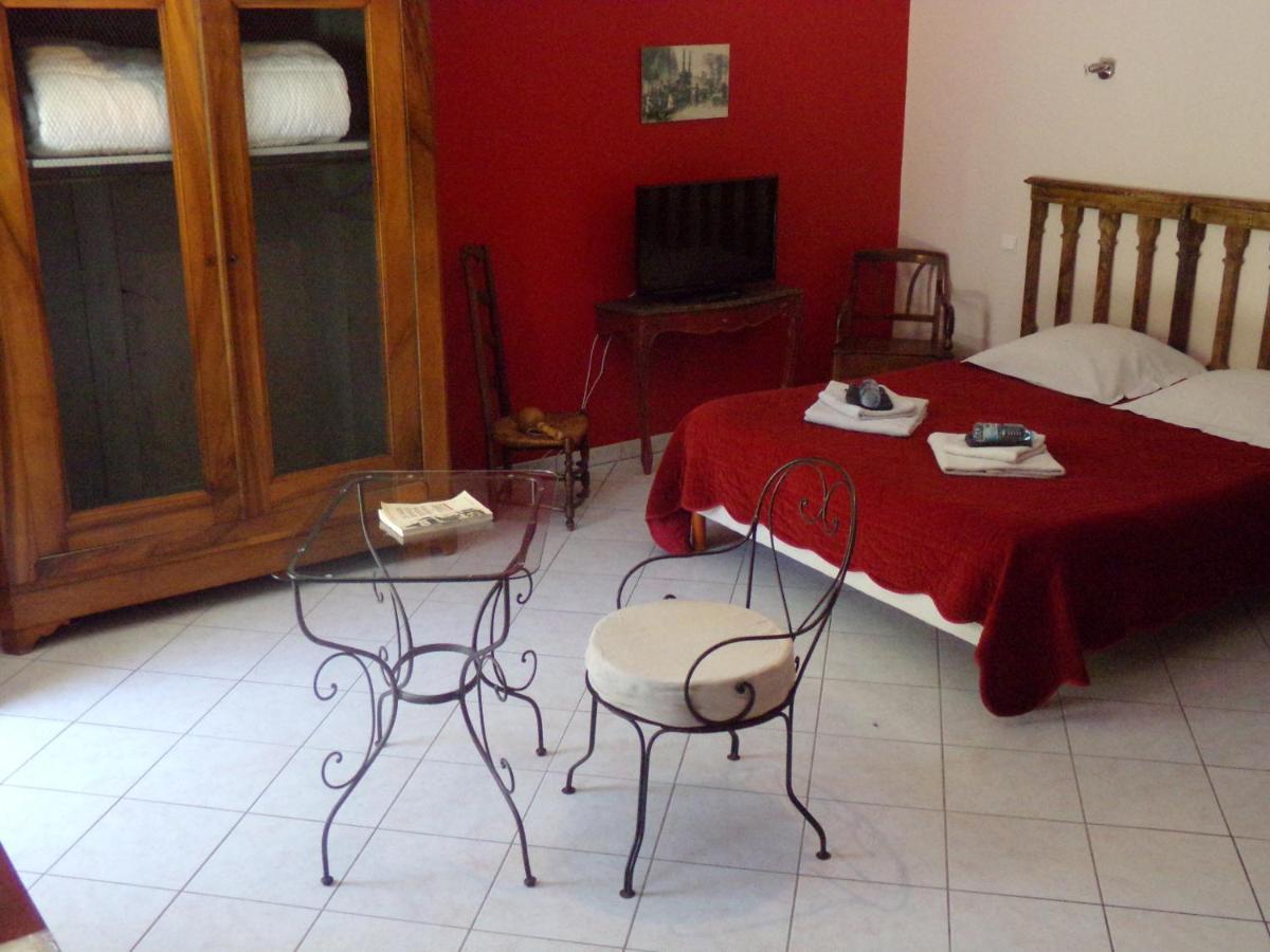 Chambres Et Table D'Hotes, Maisonnettes Individuelles Dans Propriete Privee Vezinnes Exterior photo