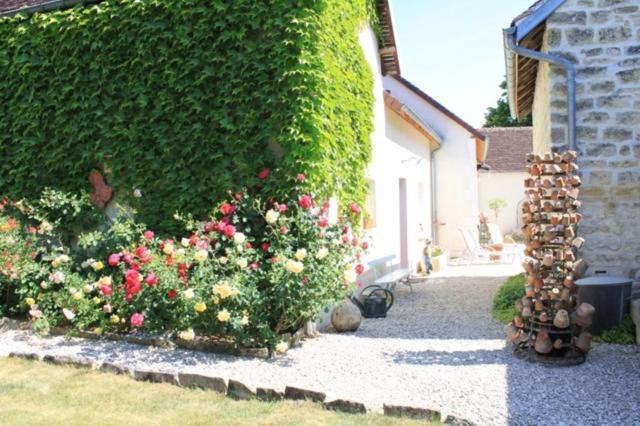 Chambres Et Table D'Hotes, Maisonnettes Individuelles Dans Propriete Privee Vezinnes Exterior photo