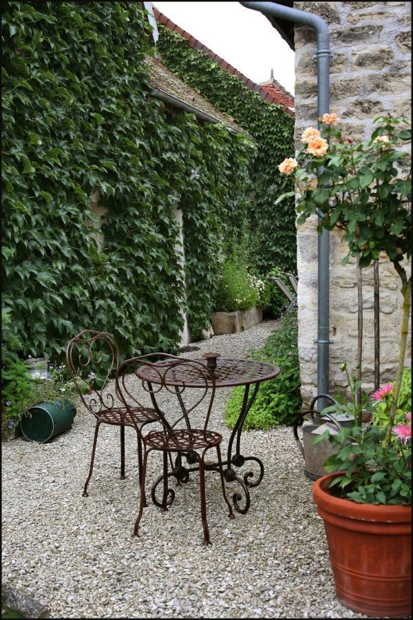Chambres Et Table D'Hotes, Maisonnettes Individuelles Dans Propriete Privee Vezinnes Exterior photo