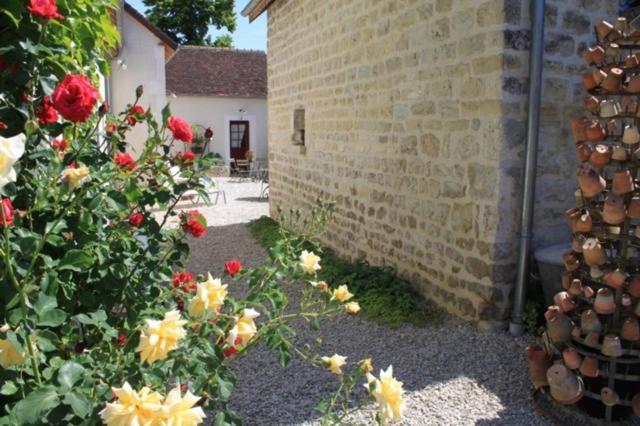 Chambres Et Table D'Hotes, Maisonnettes Individuelles Dans Propriete Privee Vezinnes Exterior photo